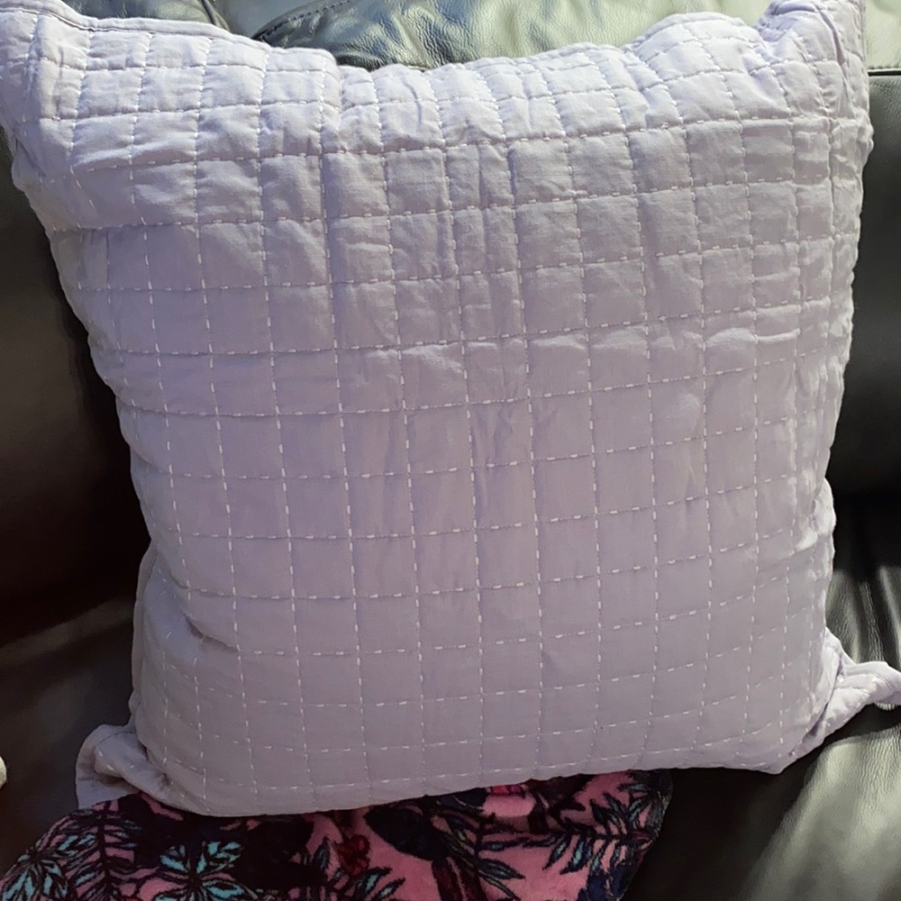J.QUEEN
NEW YORK CASPIAN QUILTED EURO SHAM, 26” x 26”, LAVENDER